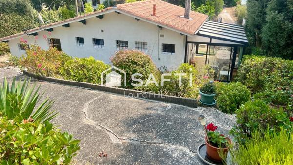 Dans un environnement paisible, cette maison de plain-pied est idéalement située à quelques centaines de mètres du lac.