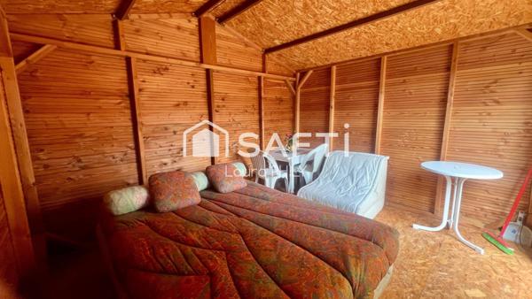 Dans un environnement paisible, cette maison de plain-pied est idéalement située à quelques centaines de mètres du lac.