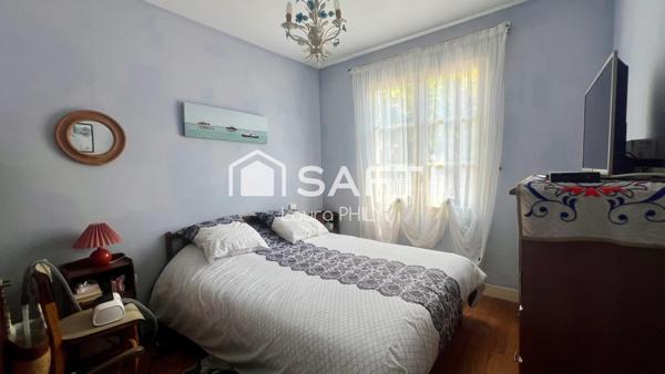 Dans un environnement paisible, cette maison de plain-pied est idéalement située à quelques centaines de mètres du lac.