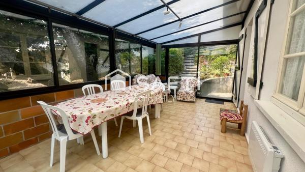 Dans un environnement paisible, cette maison de plain-pied est idéalement située à quelques centaines de mètres du lac.