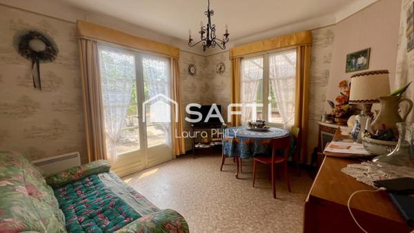 Dans un environnement paisible, cette maison de plain-pied est idéalement située à quelques centaines de mètres du lac.