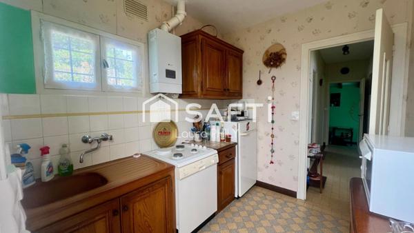 Dans un environnement paisible, cette maison de plain-pied est idéalement située à quelques centaines de mètres du lac.