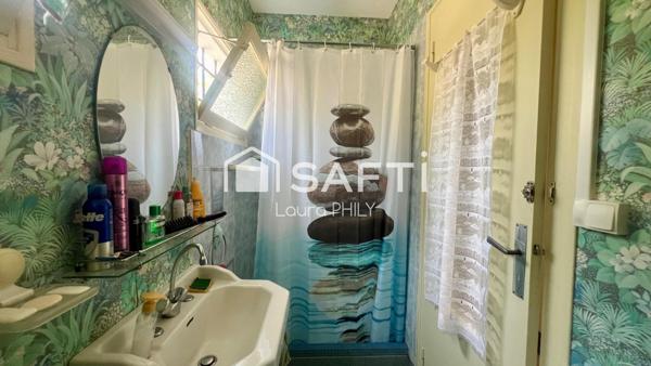 Dans un environnement paisible, cette maison de plain-pied est idéalement située à quelques centaines de mètres du lac.