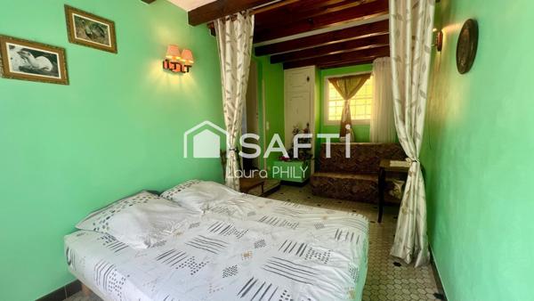 Dans un environnement paisible, cette maison de plain-pied est idéalement située à quelques centaines de mètres du lac.