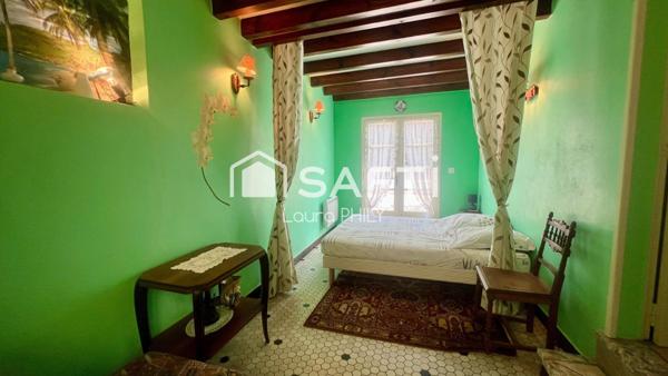 Dans un environnement paisible, cette maison de plain-pied est idéalement située à quelques centaines de mètres du lac.