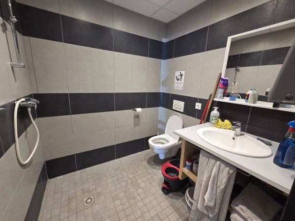 Bureau Commerce tres bon Etat Parking Gratuit