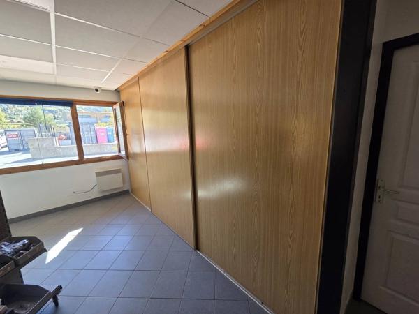 Bureau Commerce tres bon Etat Parking Gratuit