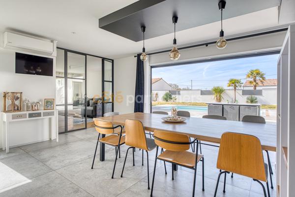 Vente
                Maison182 m² - 10 Pièces -
                    SAINT HILAIRE DE RIEZ (85270)