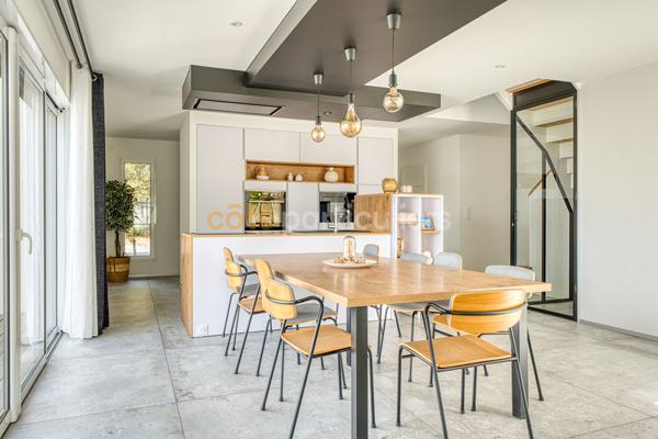 Vente
                Maison182 m² - 10 Pièces -
                    SAINT HILAIRE DE RIEZ (85270)