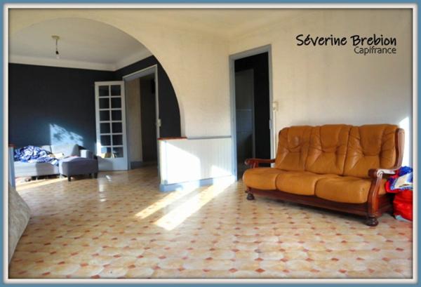 Immeuble vide composé de 2 appartements, 2 garages et un terrain à vendre CHABRELOCHE (63)