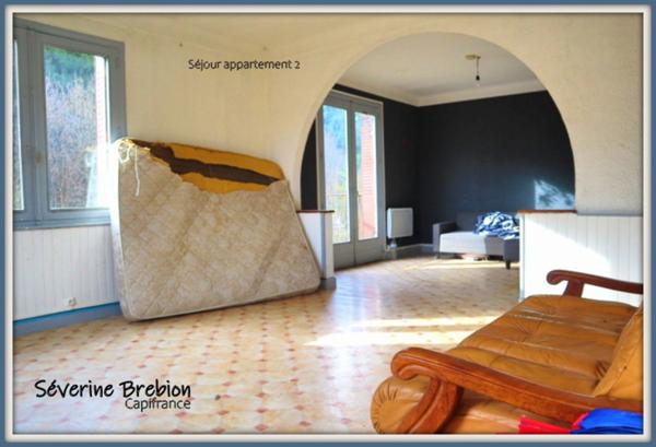 Immeuble vide composé de 2 appartements, 2 garages et un terrain à vendre CHABRELOCHE (63)