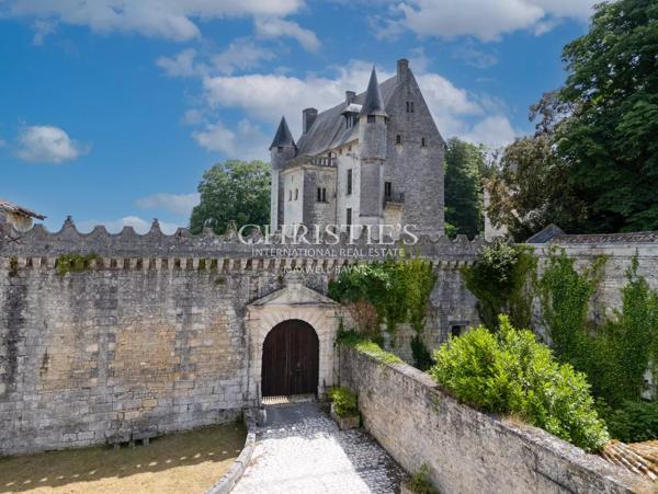 Château historique avec chapelle romane, dépendances et 56 hectares de terres