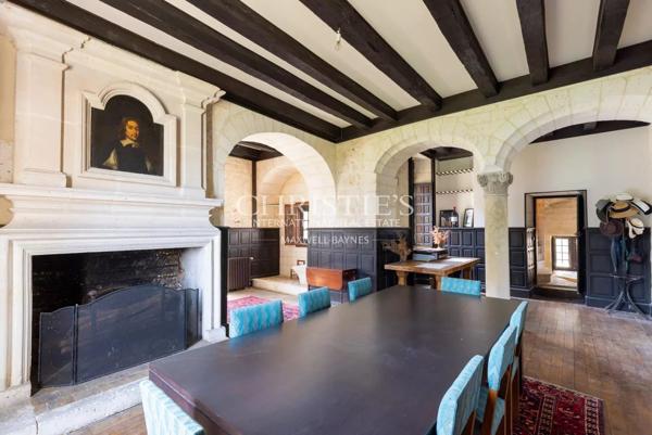 Château historique avec chapelle romane, dépendances et 56 hectares de terres