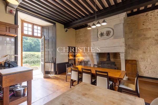 Château historique avec chapelle romane, dépendances et 56 hectares de terres