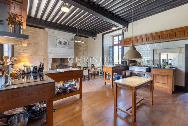 Château historique avec chapelle romane, dépendances et 56 hectares de terres