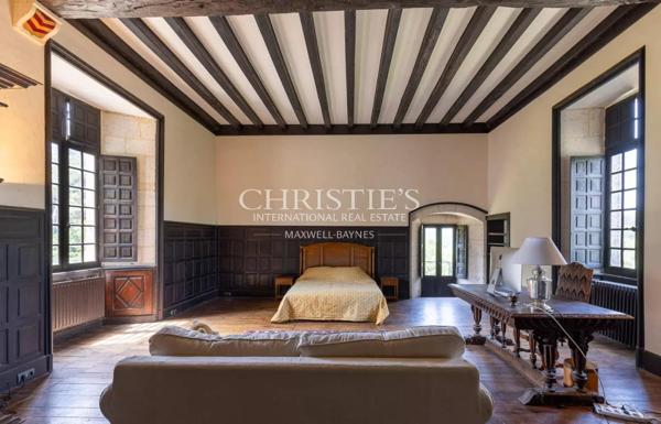 Château historique avec chapelle romane, dépendances et 56 hectares de terres