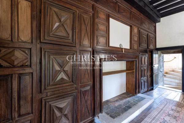 Château historique avec chapelle romane, dépendances et 56 hectares de terres