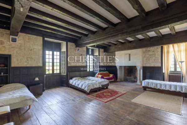 Château historique avec chapelle romane, dépendances et 56 hectares de terres