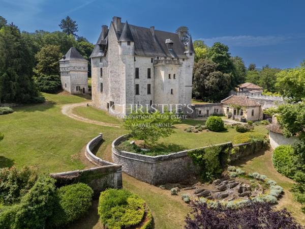 Château historique avec chapelle romane, dépendances et 56 hectares de terres