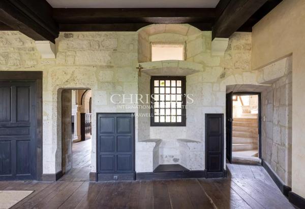 Château historique avec chapelle romane, dépendances et 56 hectares de terres