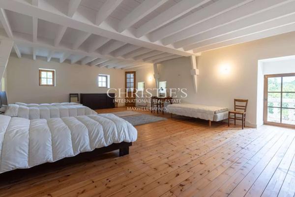 Château historique avec chapelle romane, dépendances et 56 hectares de terres