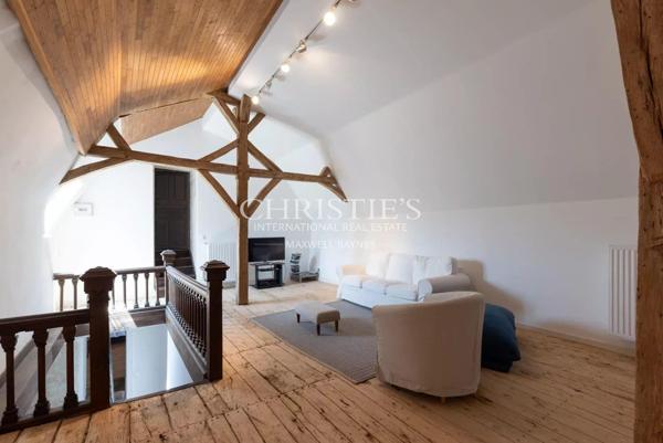 Château historique avec chapelle romane, dépendances et 56 hectares de terres