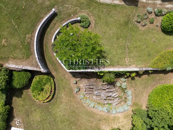 Château historique avec chapelle romane, dépendances et 56 hectares de terres