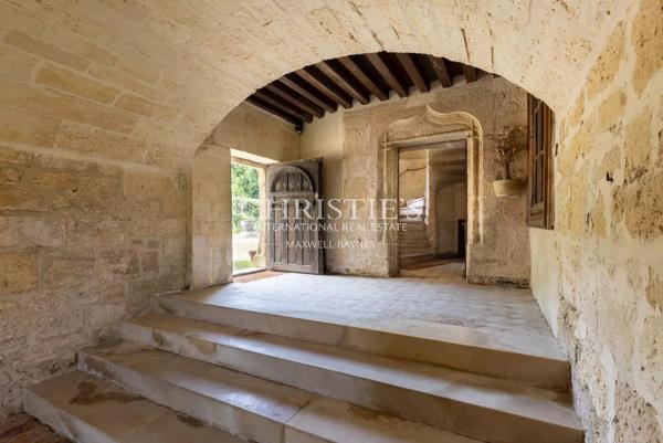 Château historique avec chapelle romane, dépendances et 56 hectares de terres