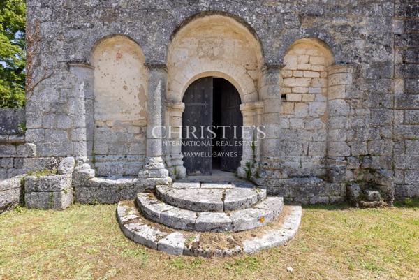 Château historique avec chapelle romane, dépendances et 56 hectares de terres