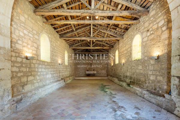 Château historique avec chapelle romane, dépendances et 56 hectares de terres