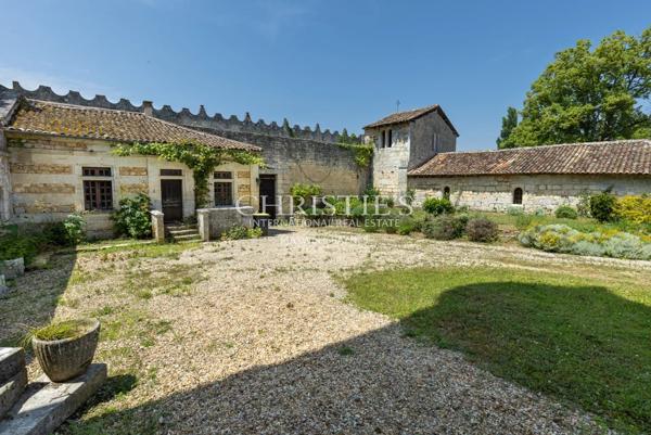 Château historique avec chapelle romane, dépendances et 56 hectares de terres