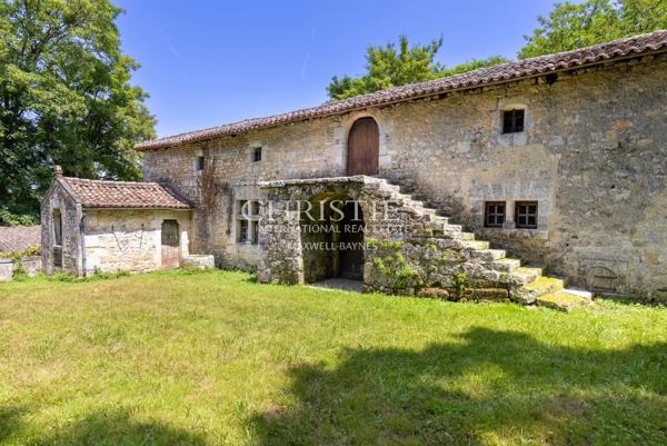 Château historique avec chapelle romane, dépendances et 56 hectares de terres