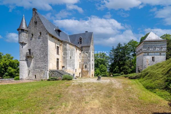 Château historique avec chapelle romane, dépendances et 56 hectares de terres