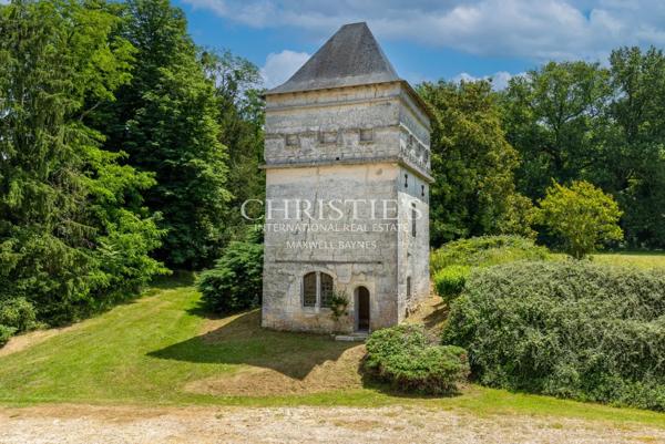Château historique avec chapelle romane, dépendances et 56 hectares de terres