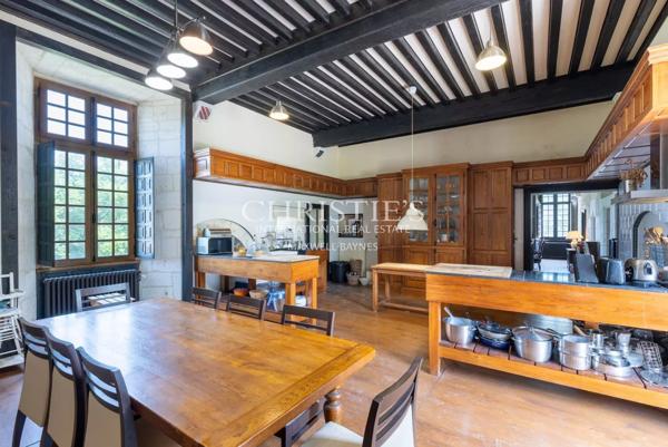 Château historique avec chapelle romane, dépendances et 56 hectares de terres