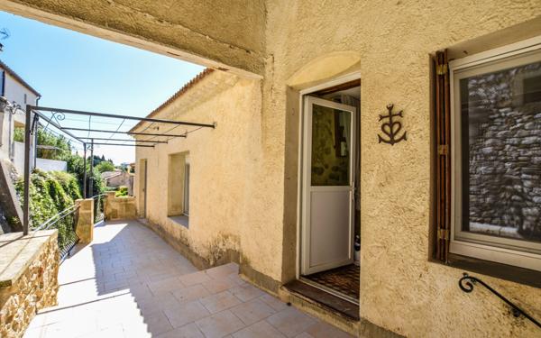 Maison à vendre    5 pièces •  Estézargues