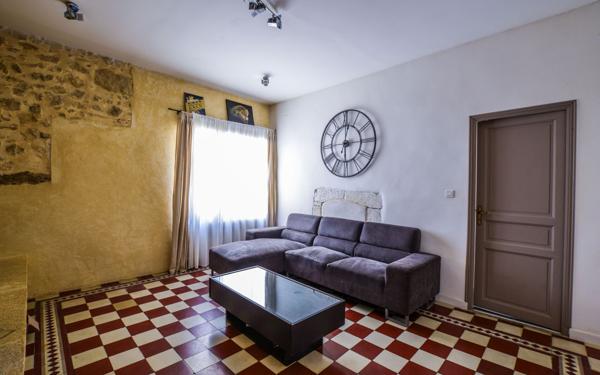 Maison à vendre    5 pièces •  Estézargues