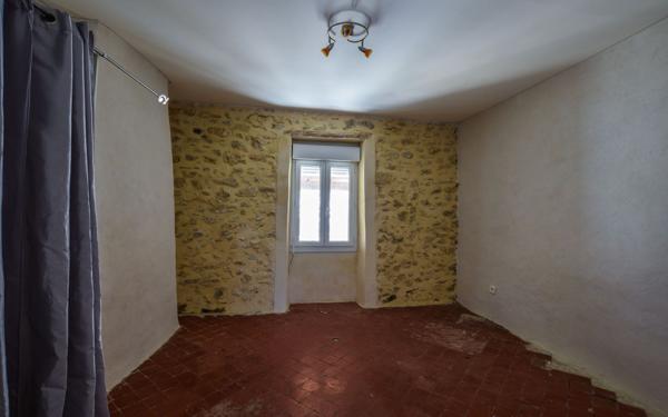 Maison à vendre    5 pièces •  Estézargues