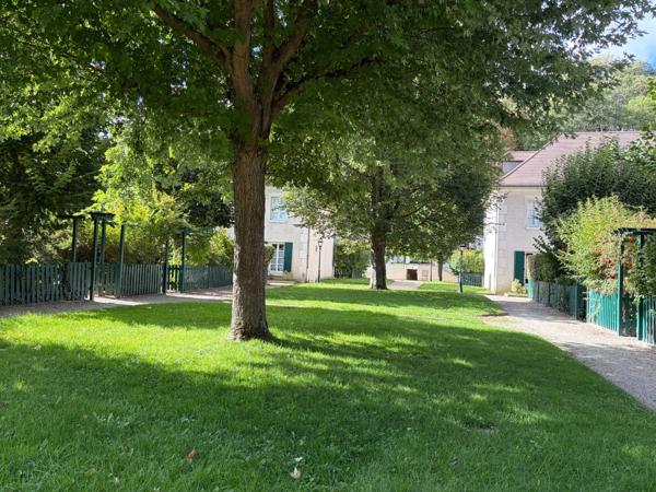ESPRIT MAISON -TRIPLEX FAMILIAL AVEC JARDIN – PETITE RÉSIDENCE ARBORÉE SAINT GERMAIN EN LAYE