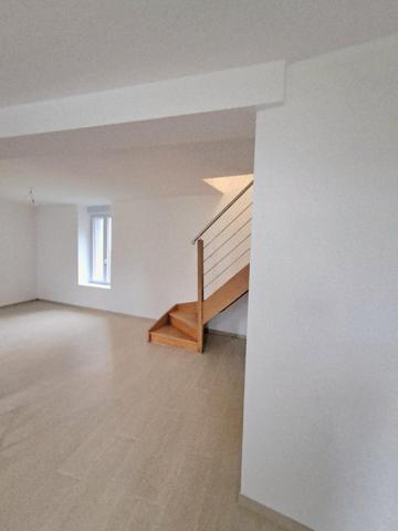 Maison entièrement rénovée 2 chambres avec jardin et garage.