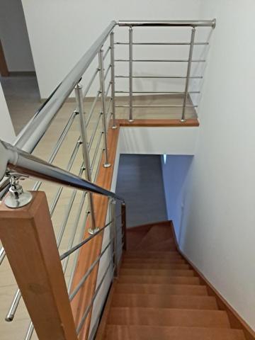 Maison entièrement rénovée 2 chambres avec jardin et garage.