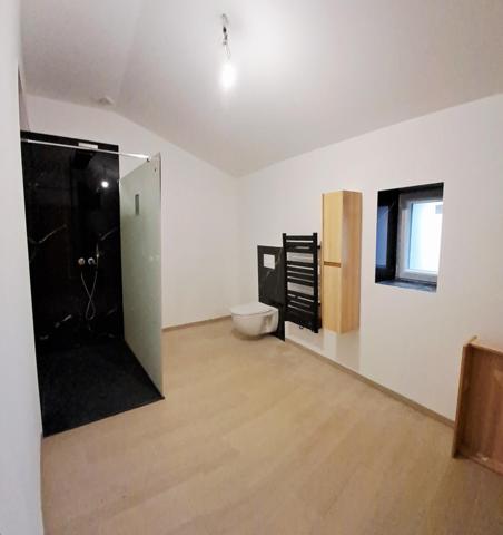 Maison entièrement rénovée 2 chambres avec jardin et garage.