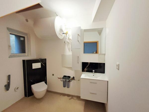 Maison entièrement rénovée 2 chambres avec jardin et garage.