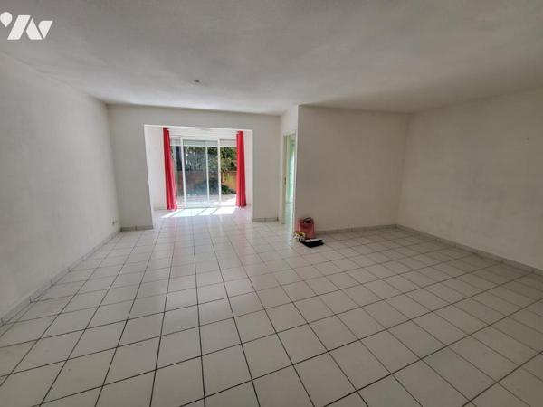 APPARTEMENT AVEC TERRASSE ET JARDINET 