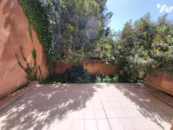 APPARTEMENT AVEC TERRASSE ET JARDINET 