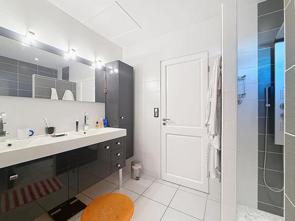 Maison familiale de 133 m² avec piscine pool house, atelier sur terrain arboré de 2 000 m²