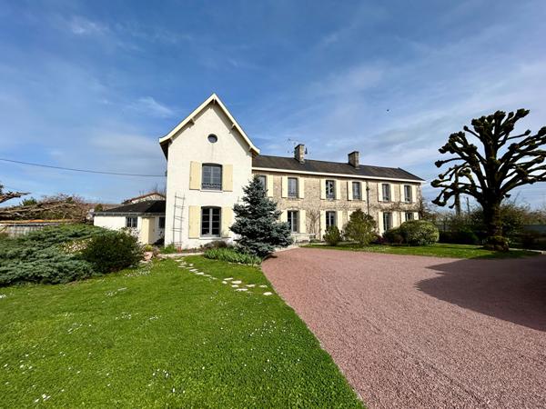 Maison d'exception La Creche 9 pièce(s) 196 m2, La creche 79260