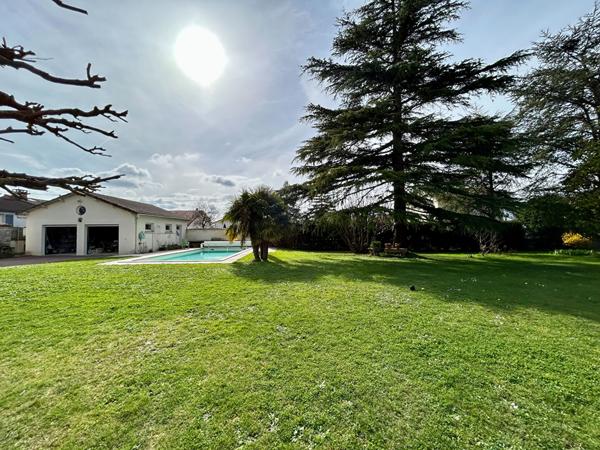Maison d'exception La Creche 9 pièce(s) 196 m2, La creche 79260