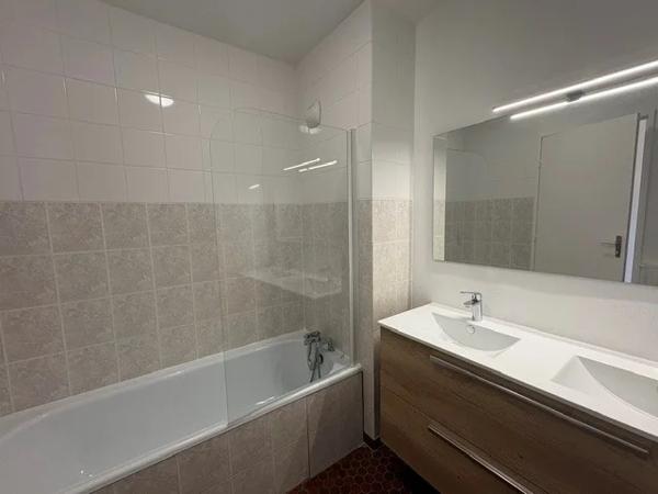 APPARTEMENT T4 A LOUER - CALUIRE ET CUIRE Montessuy-Ouest 84.64 m 2 1 375 € charges comprises par mois
