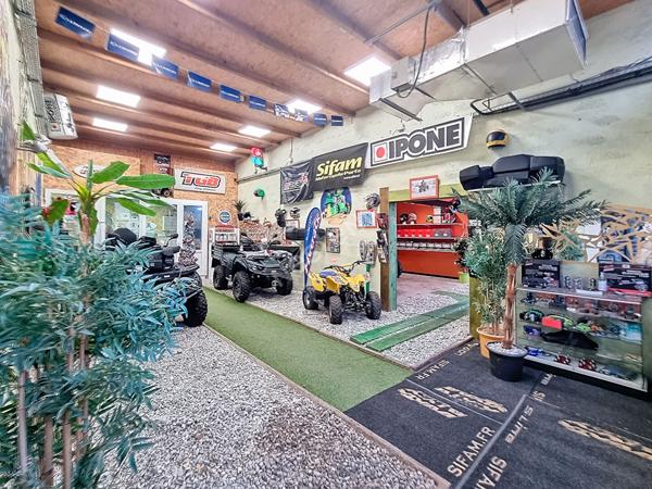 Fonds de commerce Cuers Dans une Zone d'ativité - Locaux d'environ 230m²